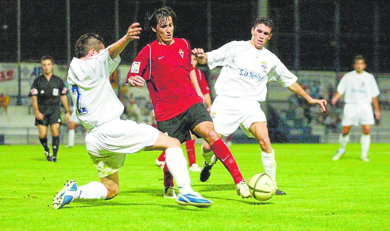 El paraguayo Aureliano Torres, con el balón, en el partido de Copa ante el Tenisca de 2005, en el que el Real Murcia cayó eliminado en los penaltis. 