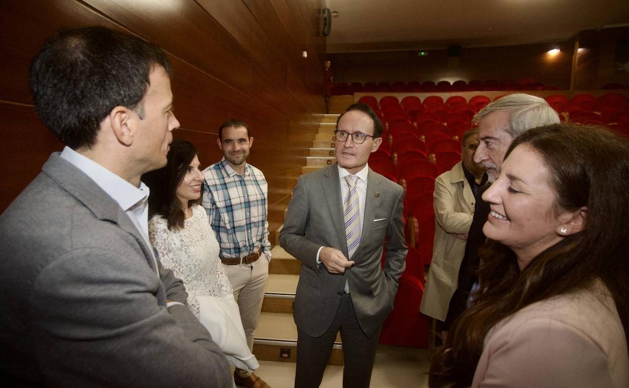El Fiscal superior, José Luis Díaz Manzanera(c.) y la presidenta de Cosital, Maravillas I. Abadía (primera por la derecha), junto a otros intervinientes en la reunión mantenida este jueves. 