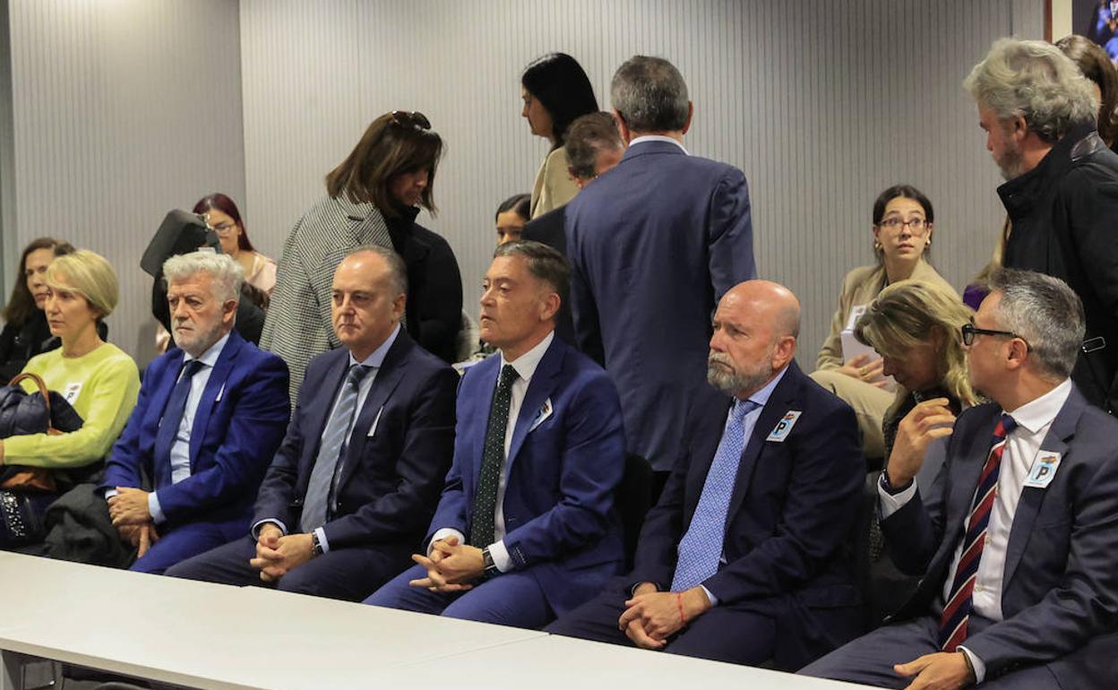 El exalcalde de Cartagena José Antonio Alonso (segundo por la derecha) en el juicio que se inició este jueves en la Audiencia Nacional, en Madrid. 