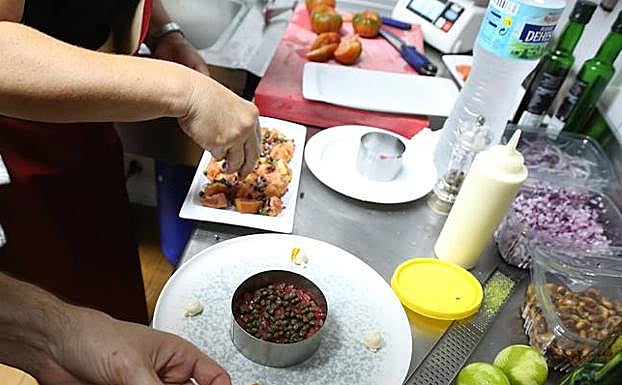 Con mimo. Ensalada de tomate y tartar de atún terminados con mimo y esmero en la cocina.