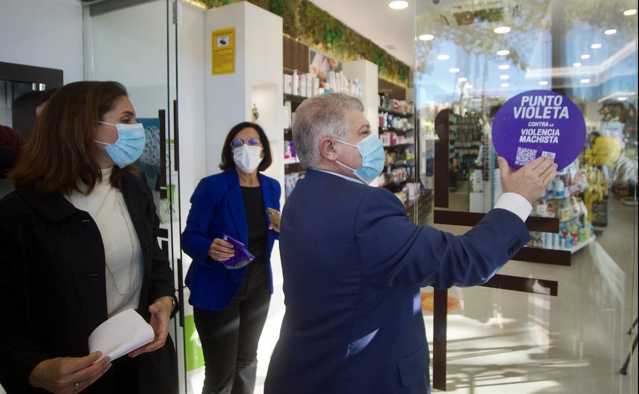 Presentación de los puntos violeta en las farmacias.