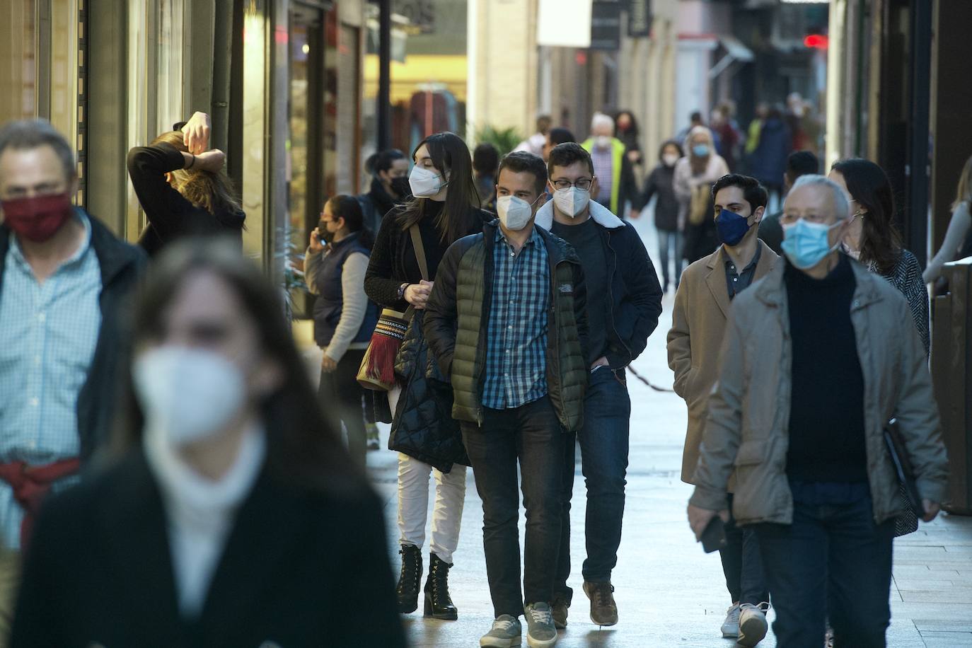 Viandantes en el centro de Murcia cuando era obligatoria la mascarilla en exteriores.