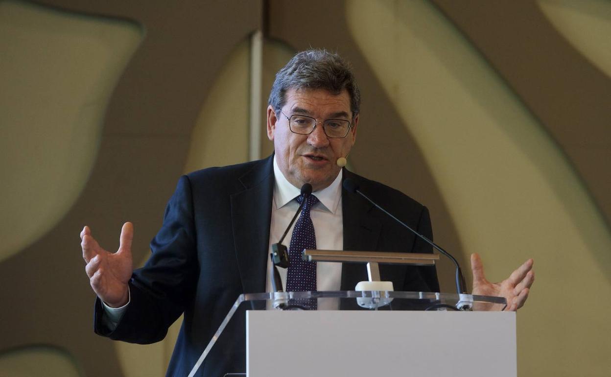 El ministro Escrivá, este viernes, durante su conferencia en el Colegio de Economistas de la Región de Murcia. 