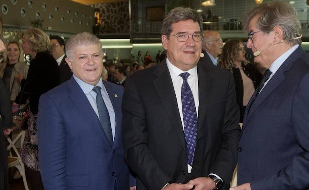 José Vélez (izq), junto al ministro de Inclusión, Seguridad Social y Migraciones, José Luis Escrivá, este viernes en Murcia. 