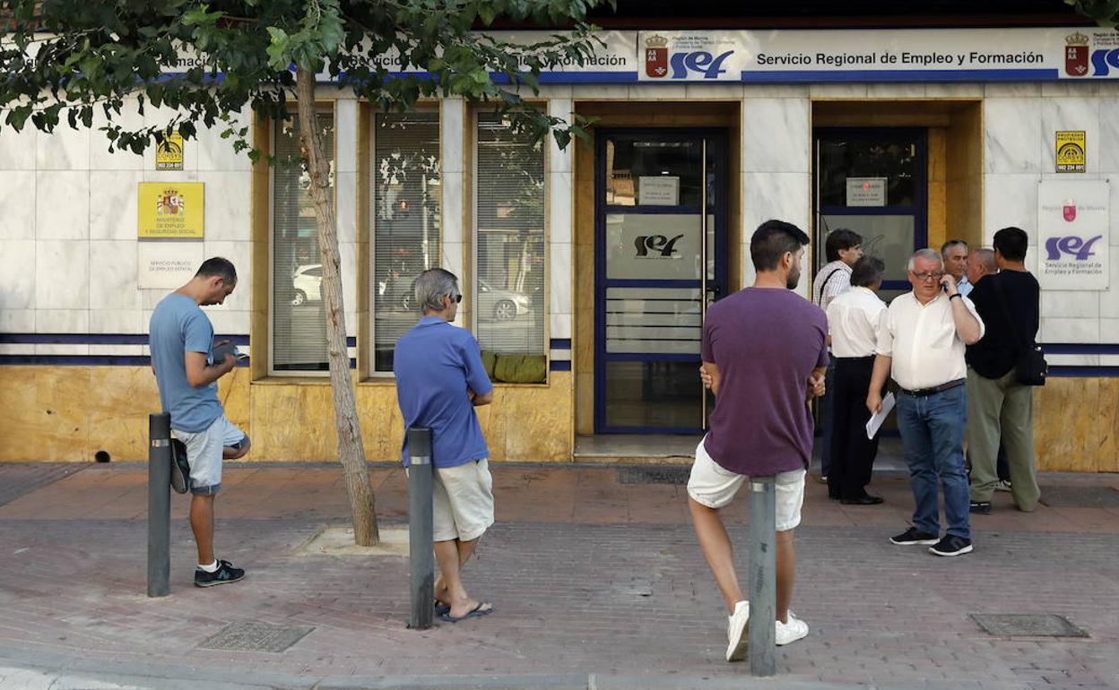 Colas de espera en la entrada de una oficina del SEF en Murcia, en una foto de archivo.