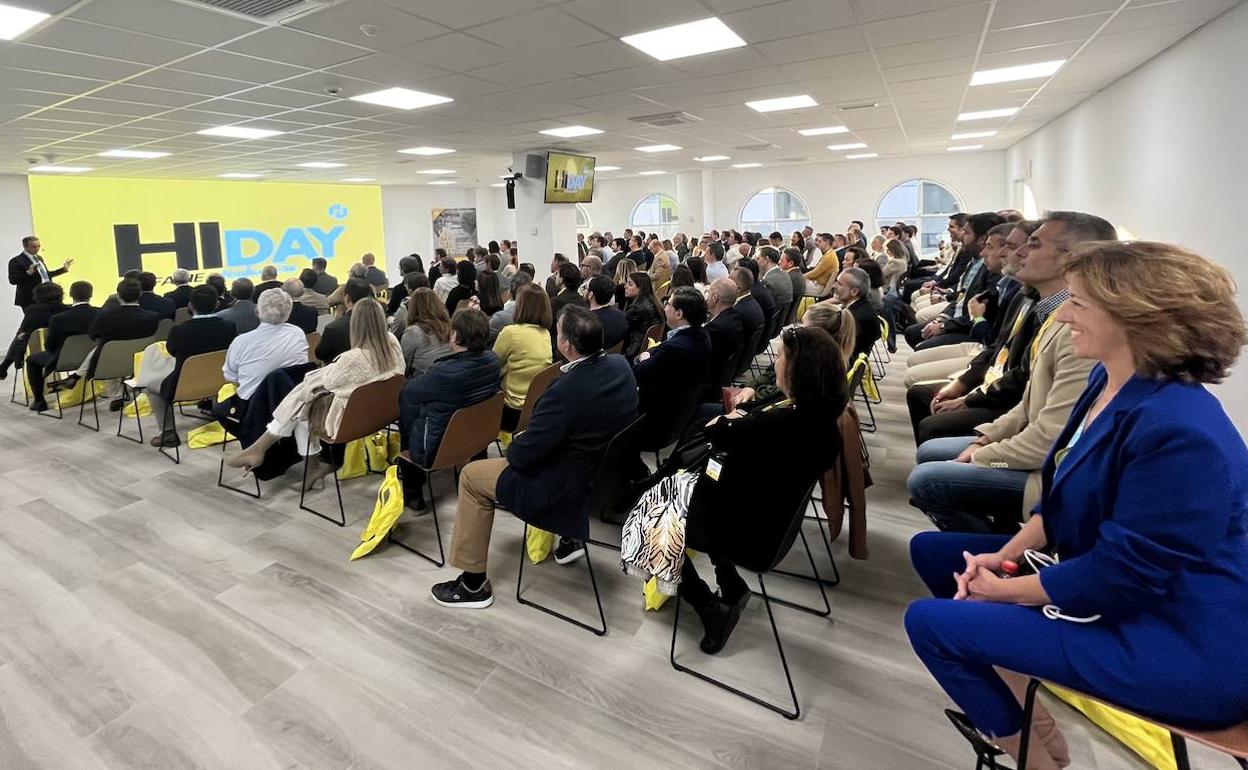 El director general de Hefame, Javier López, da comienzo al evento.