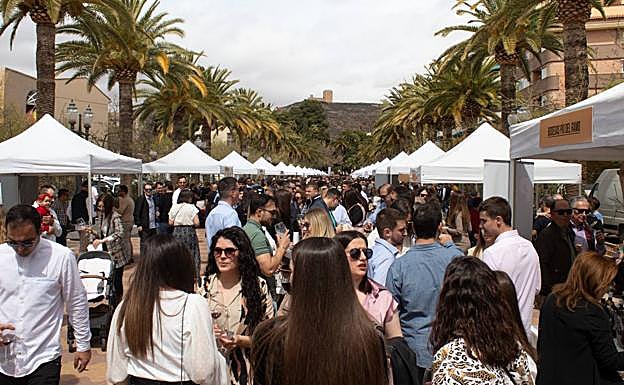 Un grupo de personas disfruta de la Feria del Vino, en una imagen de archivo. 