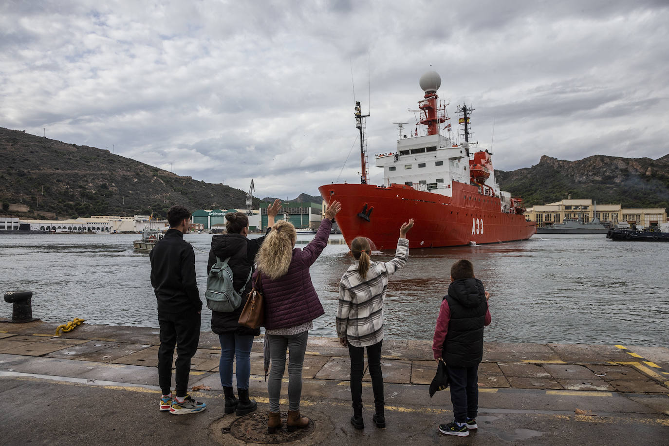 Fotos: El Hespérides zarpa hacia la XXVII Campaña Antártica, en imágenes