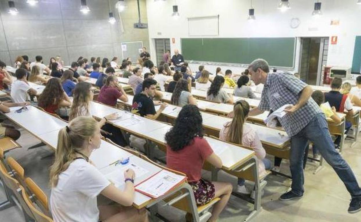 Alumnos en un examen de selectividad, en una imagen de archivo.
