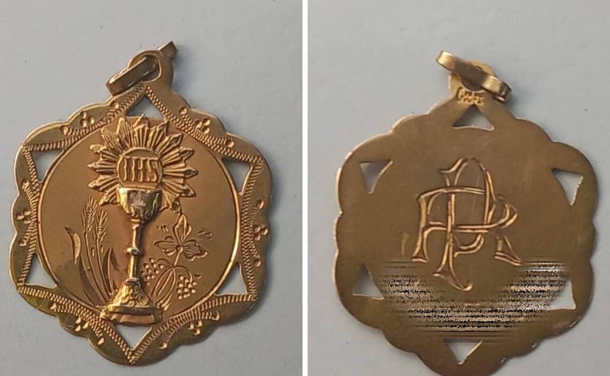 Medalla de oro encontrada junto al Ayuntamiento de Molina de Segura. 