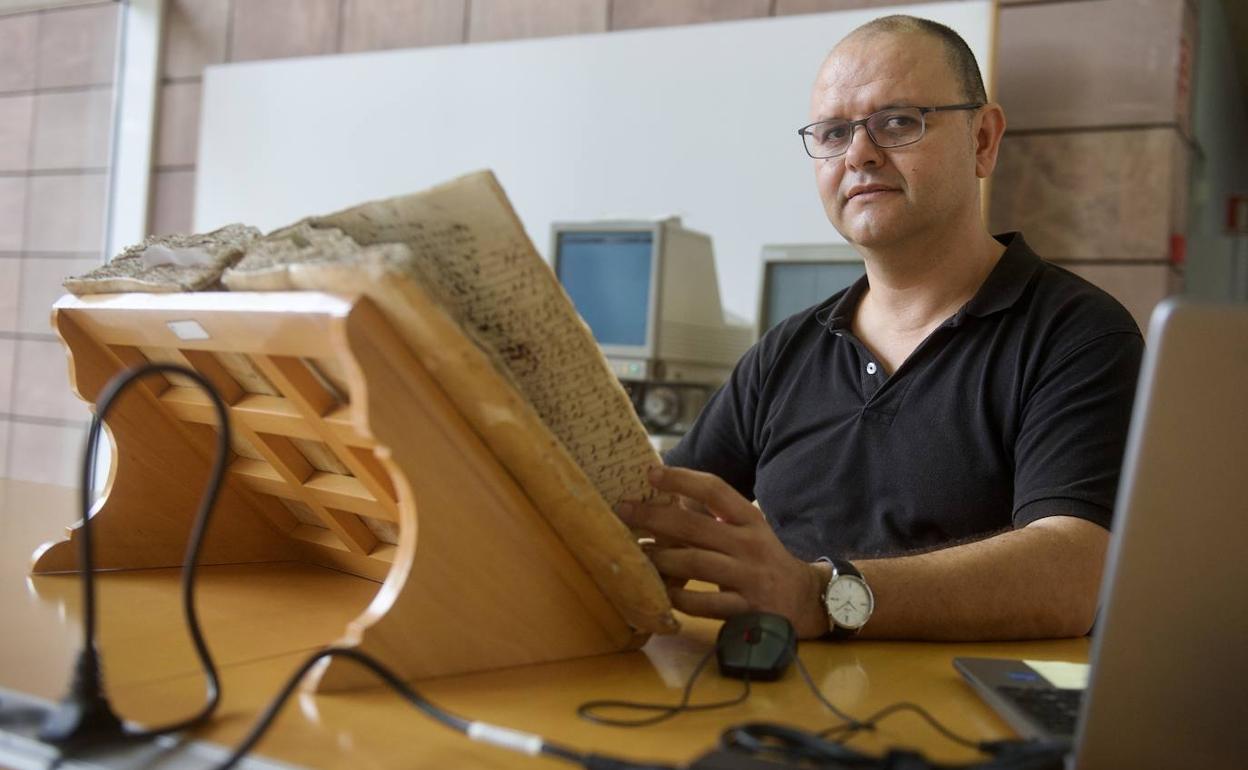El historiador murciano Julio D. Muñoz Rodríguez, en el Archivo Regional de Murcia. 