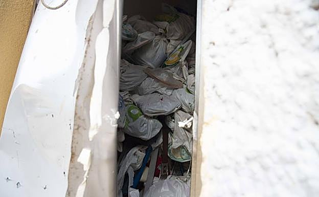 Así se encontraba la entrada de la vivienda en la que ha fallecido el hombre. 