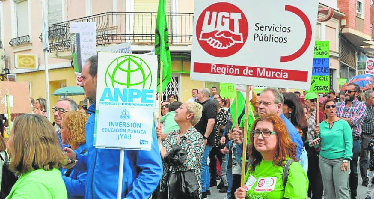 Participantes en la marcha de ayer por las calles de Blanca. 