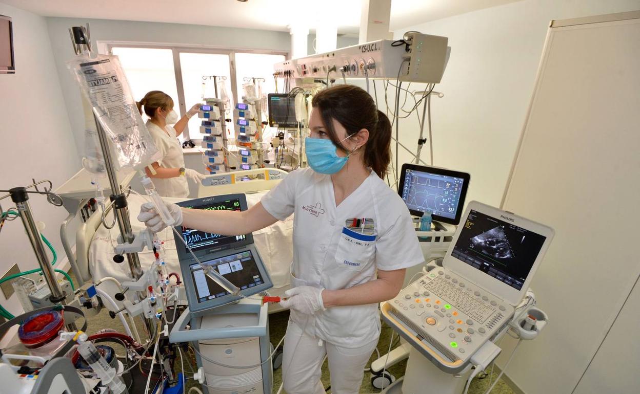 Enfermeras de la UCI de La Arrixaca en una imagen de archivo. 