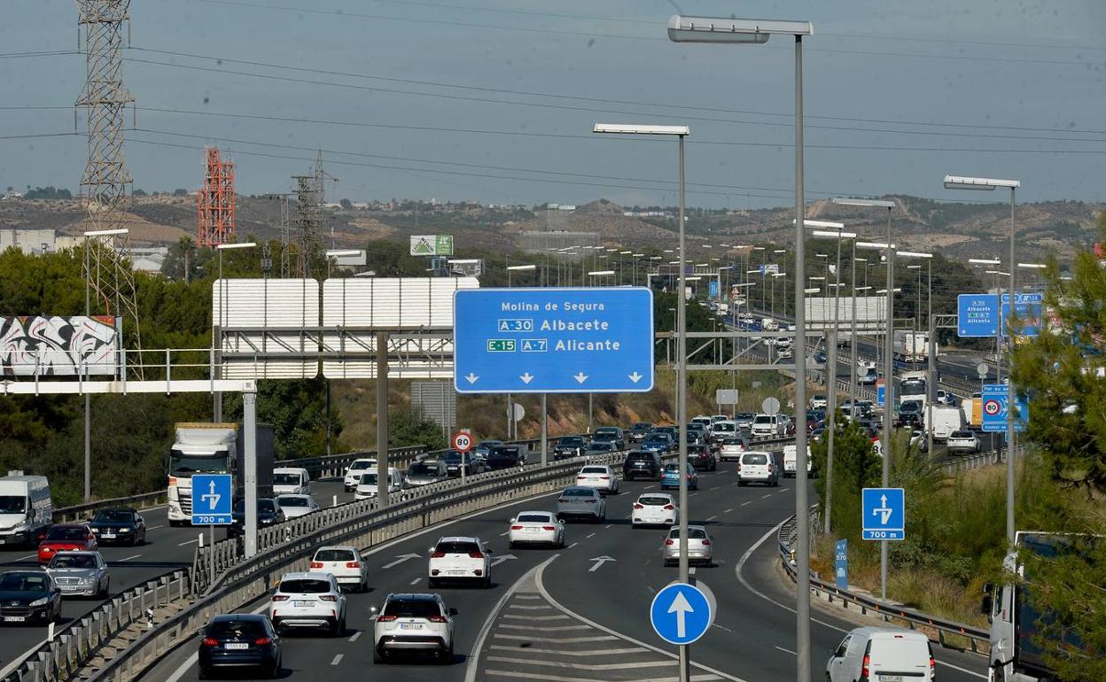 Vehículos circulando a mediodía de ayer por el llamado nudo de Espinardo.