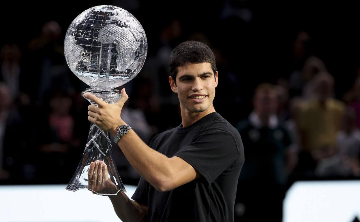 Carlos Alcaraz eleva el trofeo de número 1, hace unas semanas en París.