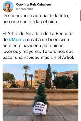 El curioso acto de protesta para pedir que vuelva el árbol de Navidad gigante de Murcia