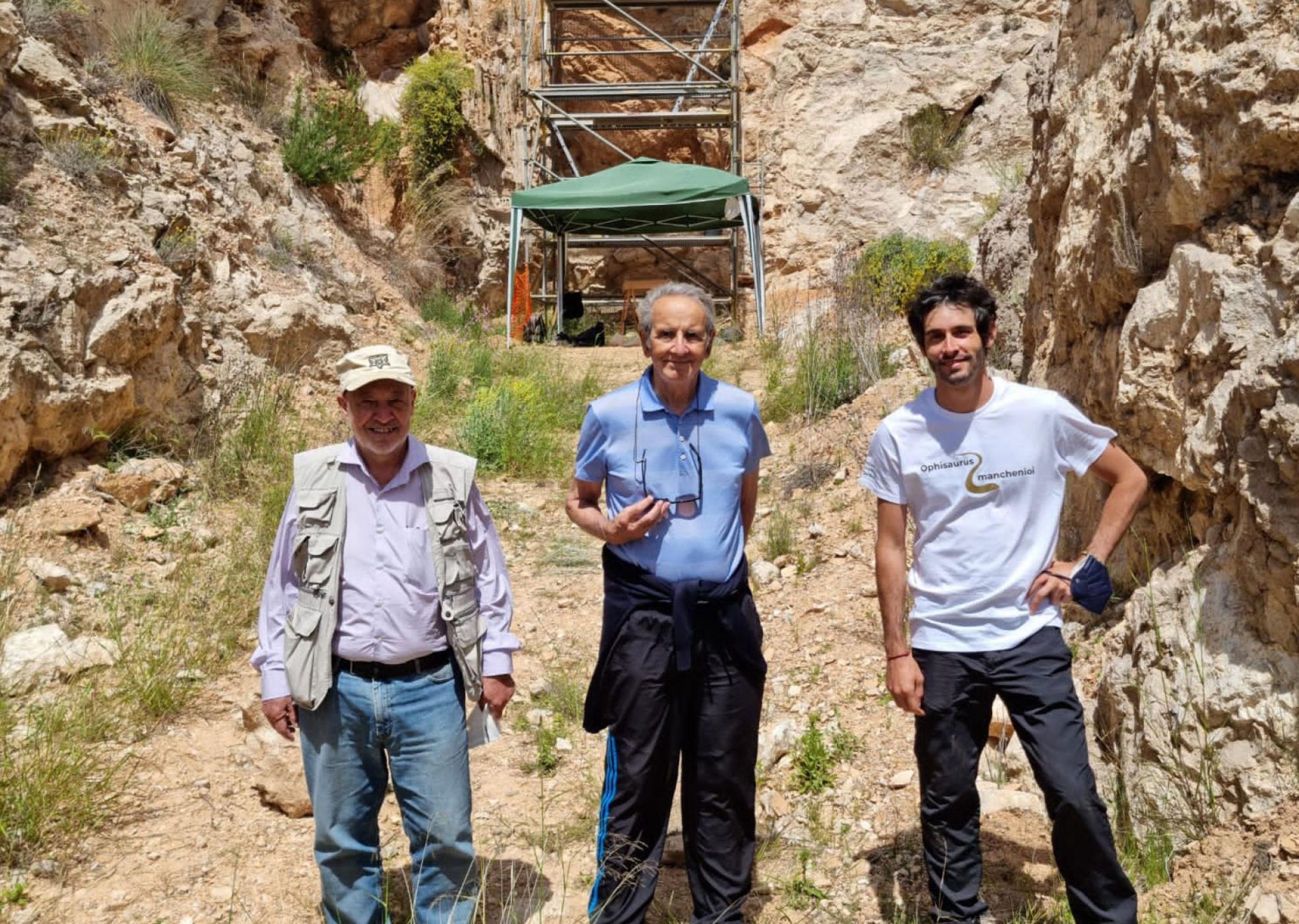 Jordi Agustí (i) y Pedro Piñero (d), coautores del descubrimiento, junto a Miguel Ángel Mancheño en el Yacimiento Paleontológico de Quibas (Abanilla). 