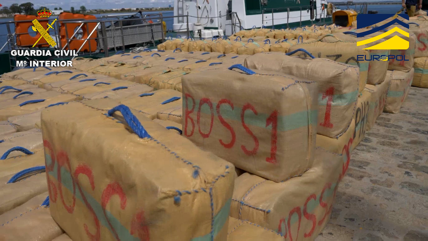 Fardos de droga incautados a la organización.