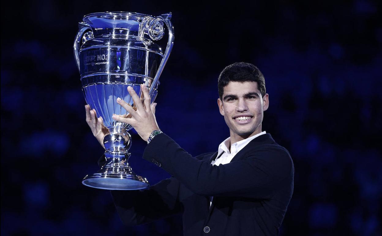 Carlos Alcaraz , este miércoles, al recoger el trofeo que le acredita como número 1 del mundo. 
