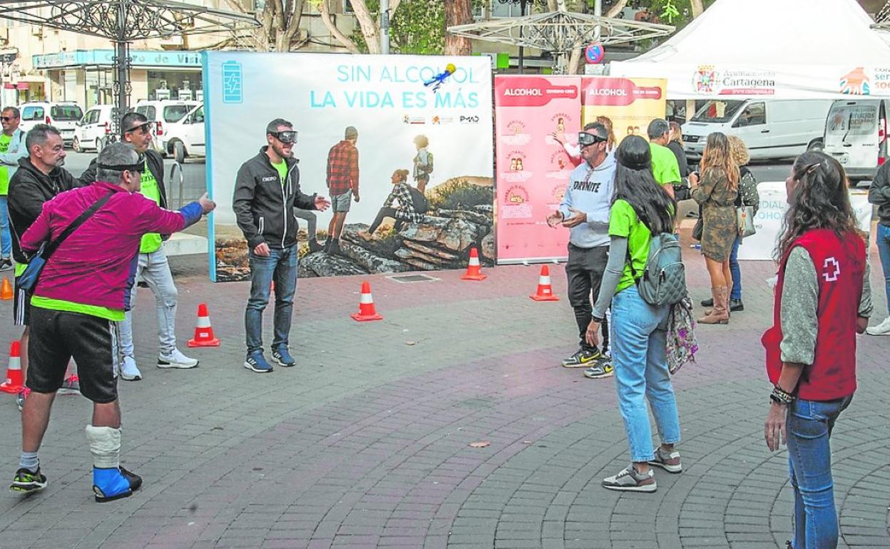 Participantes en las actividades del Día Mundial Sin Alcohol, en la Plaza Juan XXIII. 
