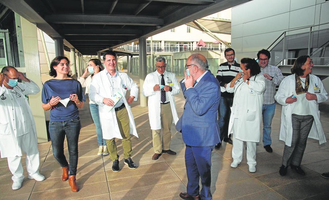 Médicos especialistas en enfermedades infecciosas, momentos antes de entrar a las jornadas celebradas en el Hospital Santa Lucía. 