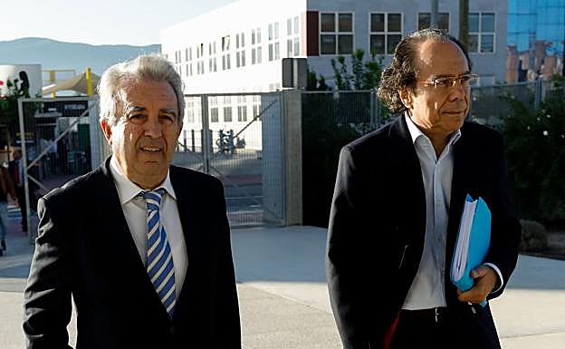 Antonio Cerdá (i), en diciembre de 2018, cuando acudió a declarar. 