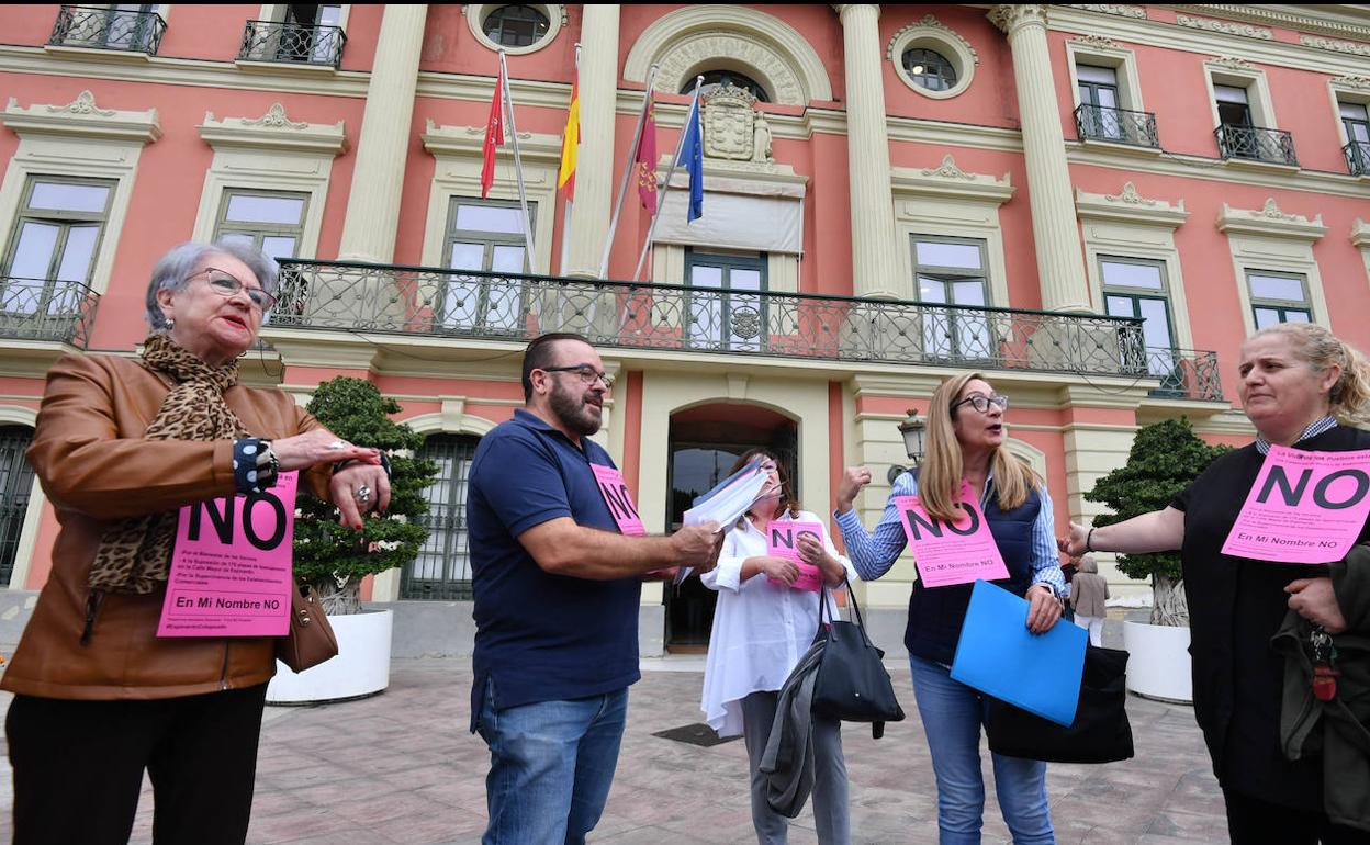 Ginés Munuera, portavoz de la plataforma, junto a las otras vecinas y comerciantes. 