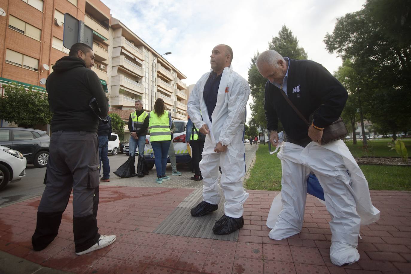Fotos: Desinfectan un piso en Beniaján donde se acumulaban heces y basuras