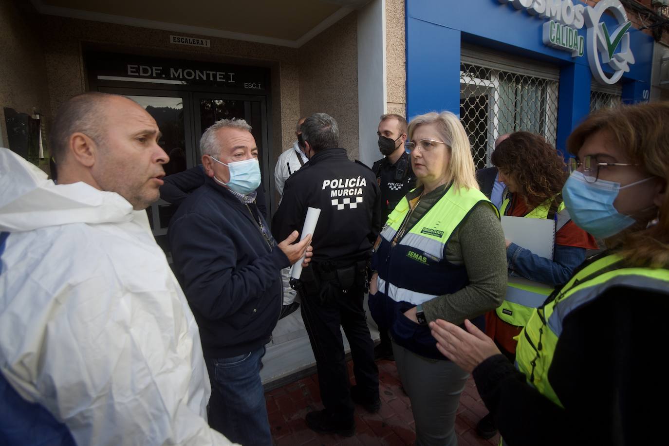 Fotos: Desinfectan un piso en Beniaján donde se acumulaban heces y basuras