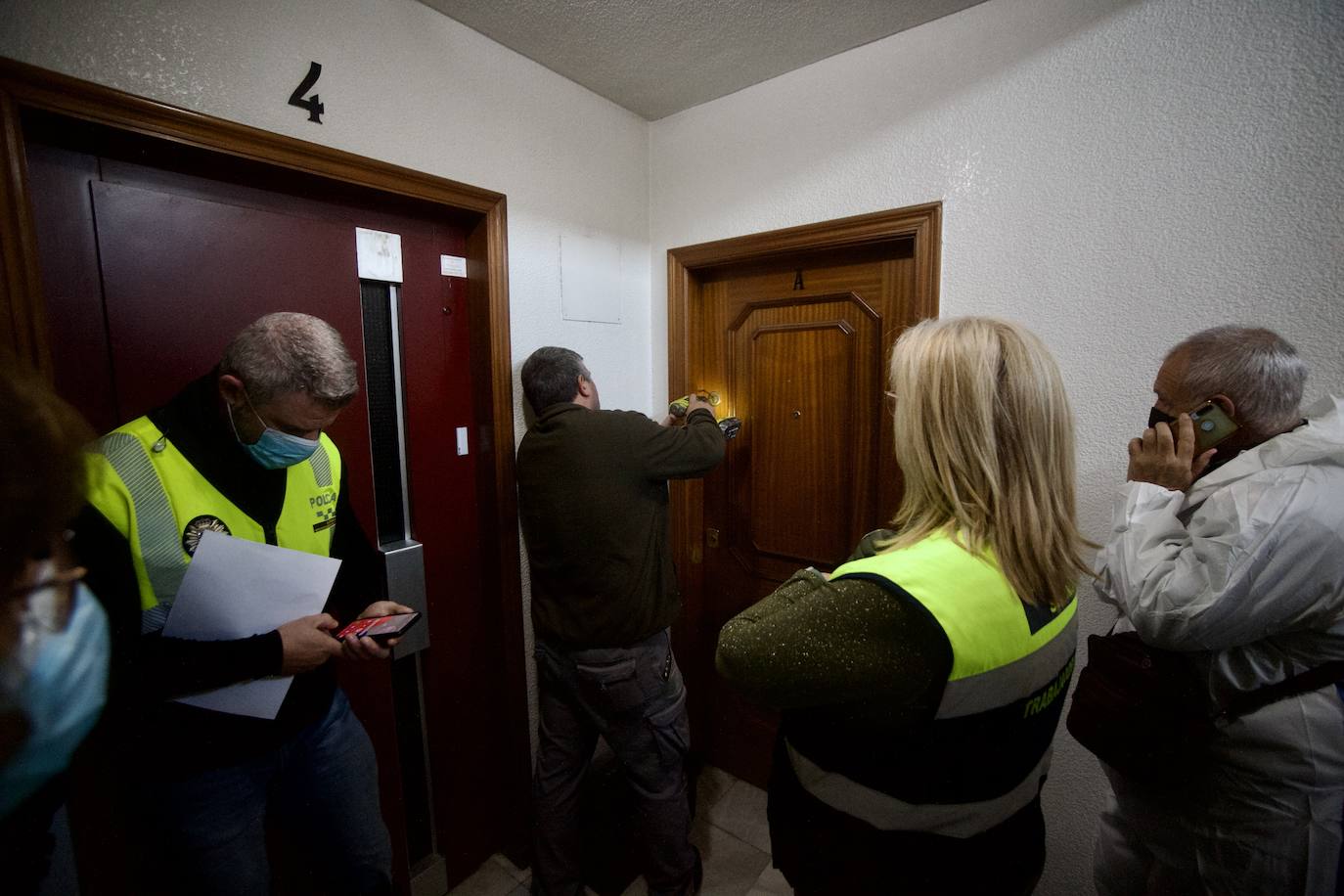 Fotos: Desinfectan un piso en Beniaján donde se acumulaban heces y basuras