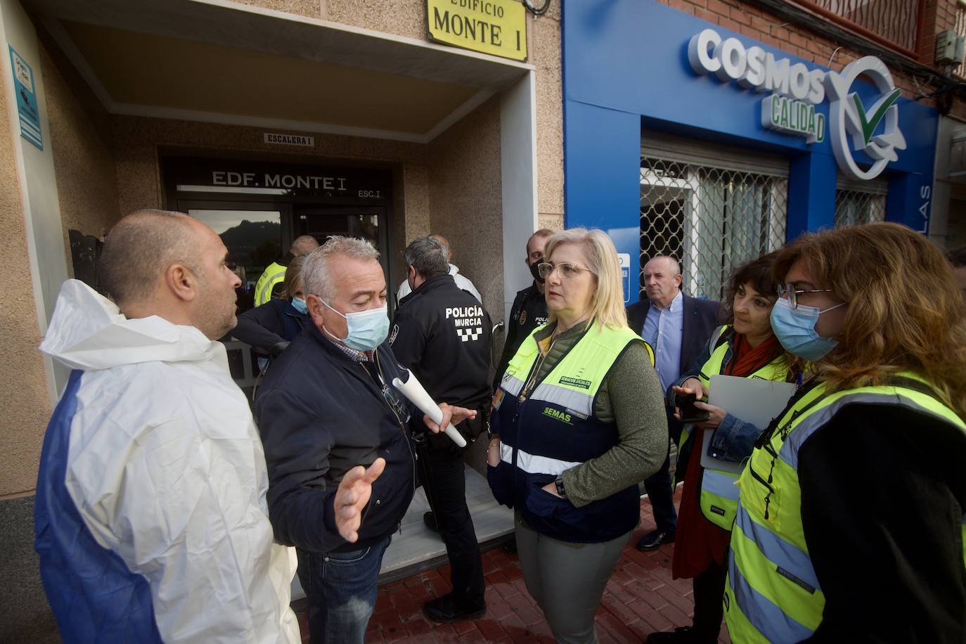 Fotos: Desinfectan un piso en Beniaján donde se acumulaban heces y basuras