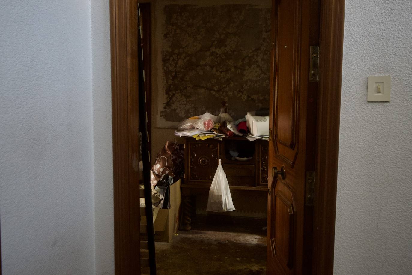 Fotos: Desinfectan un piso en Beniaján donde se acumulaban heces y basuras