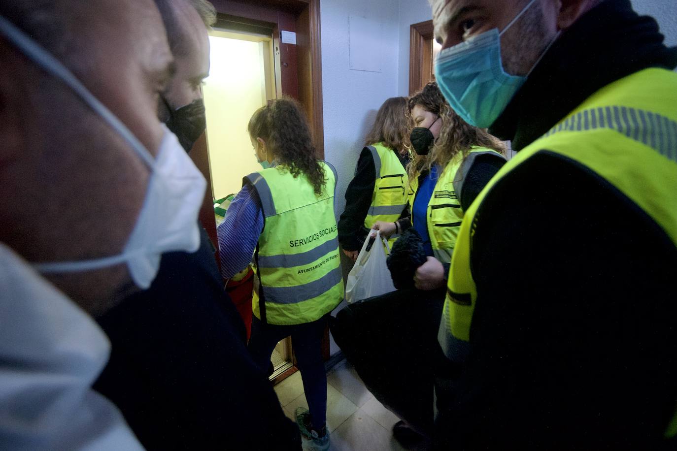 Fotos: Desinfectan un piso en Beniaján donde se acumulaban heces y basuras