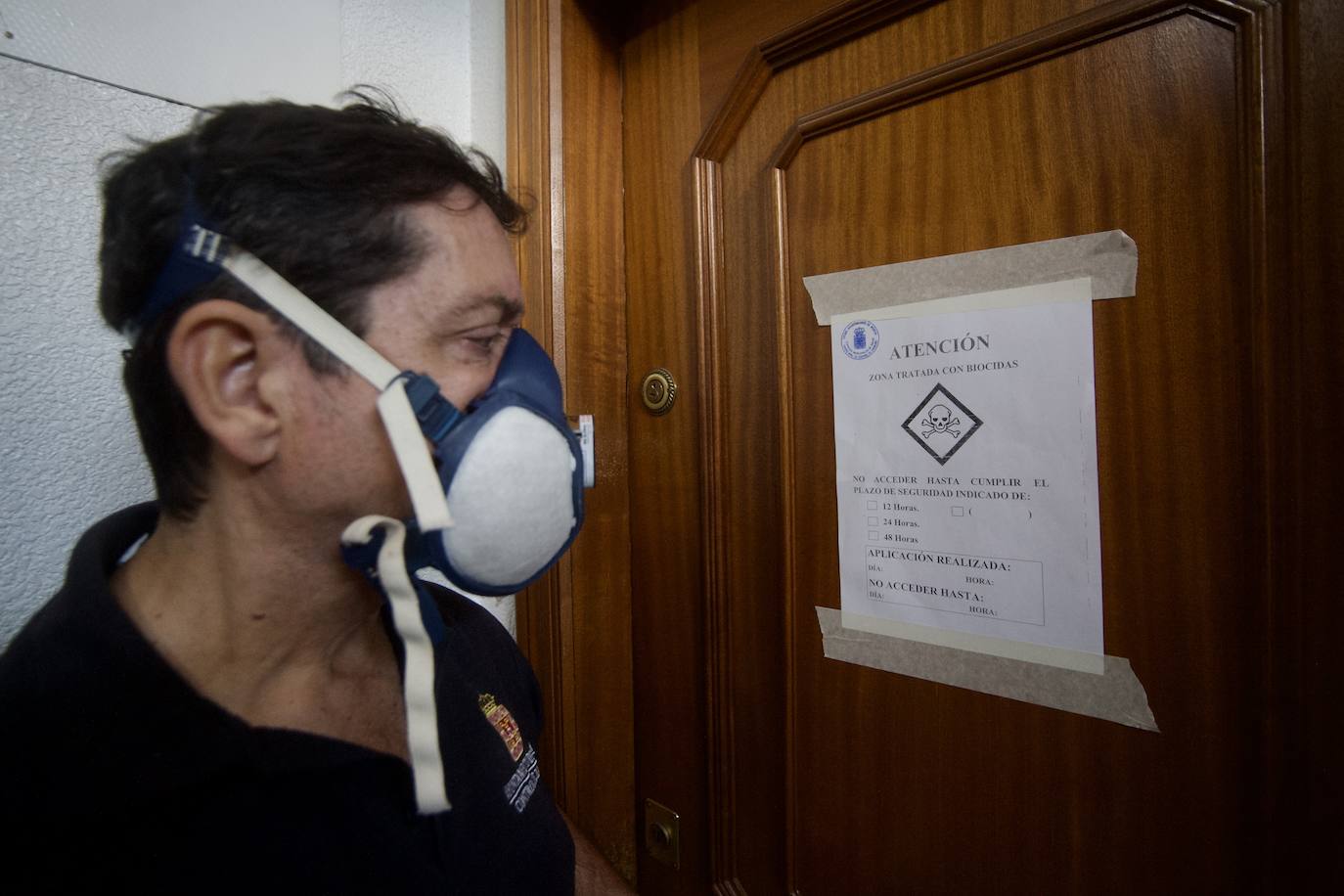 Fotos: Desinfectan un piso en Beniaján donde se acumulaban heces y basuras