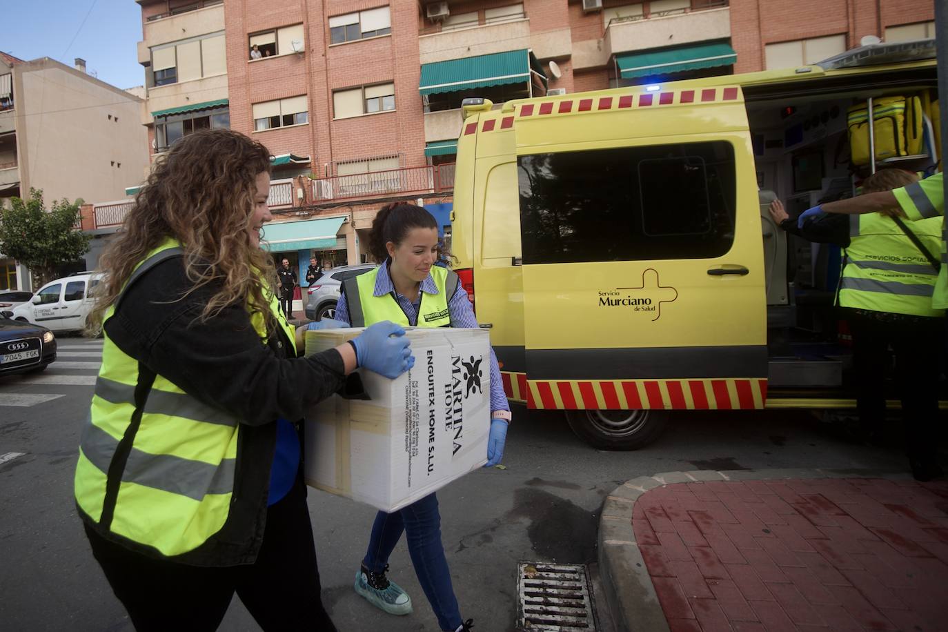Fotos: Desinfectan un piso en Beniaján donde se acumulaban heces y basuras