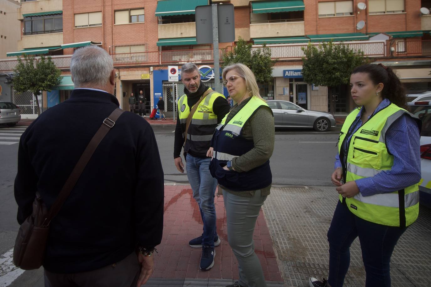 Fotos: Desinfectan un piso en Beniaján donde se acumulaban heces y basuras