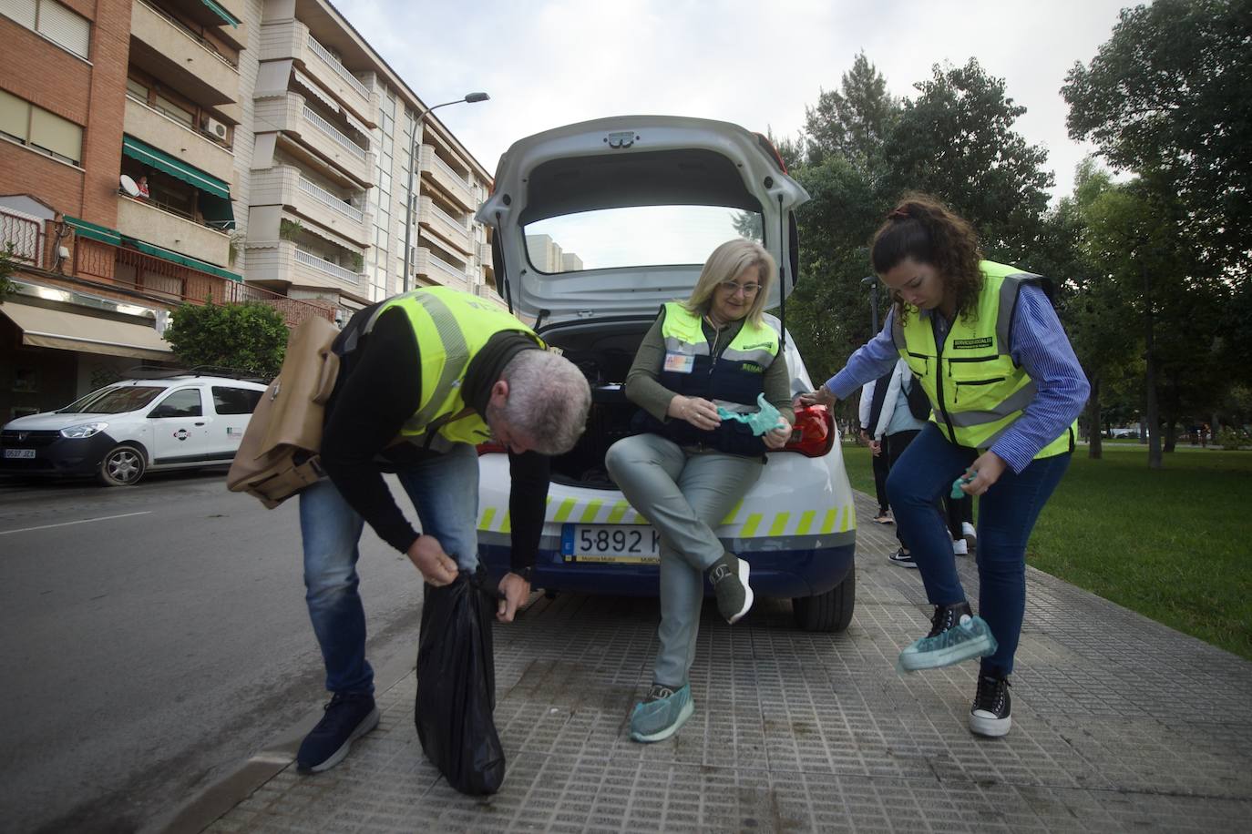 Fotos: Desinfectan un piso en Beniaján donde se acumulaban heces y basuras