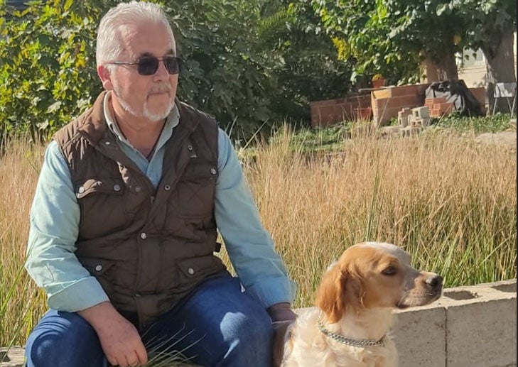 El presidente de la FCRM, Francisco Bastida, junto a su perro de caza. 