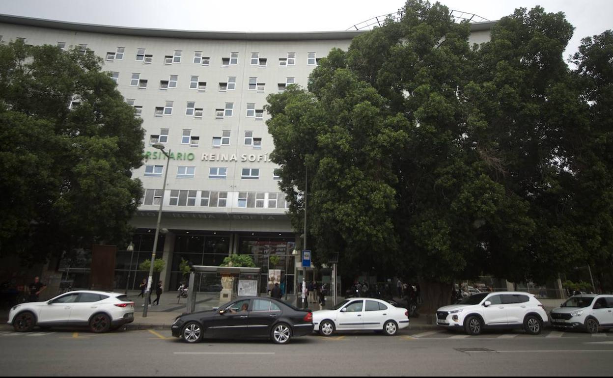 Varios coches en doble fila en la puerta del hospital Reina Sofía, este miércoles. 