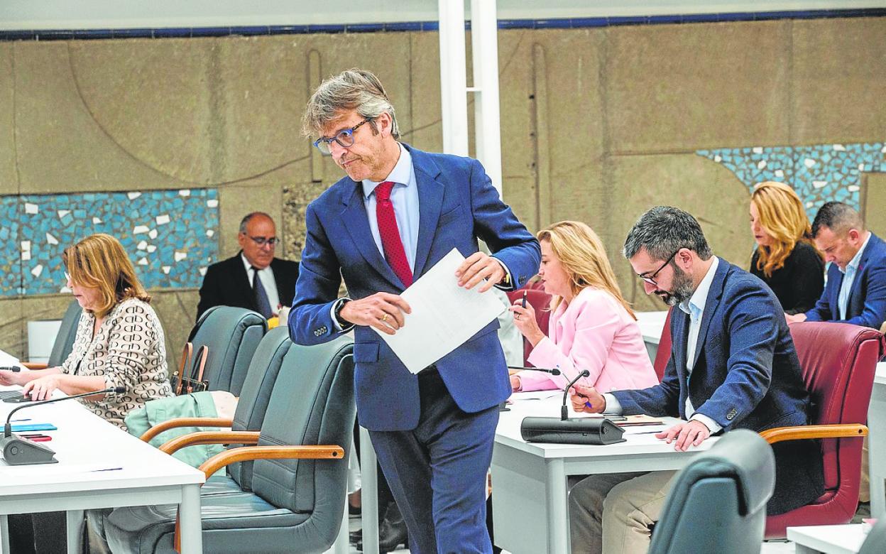 Luis Alberto Marín se dirige a la tribuna de la Asamblea, en la mañana de ayer. 