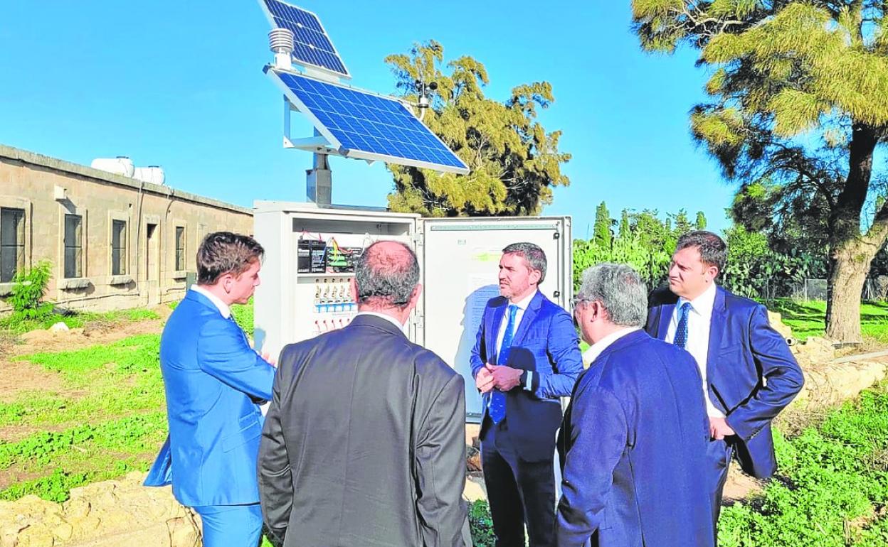El consejero Luengo junto al ministro maltés visitando as instalaciones de la Agencia de Agua y Energía.