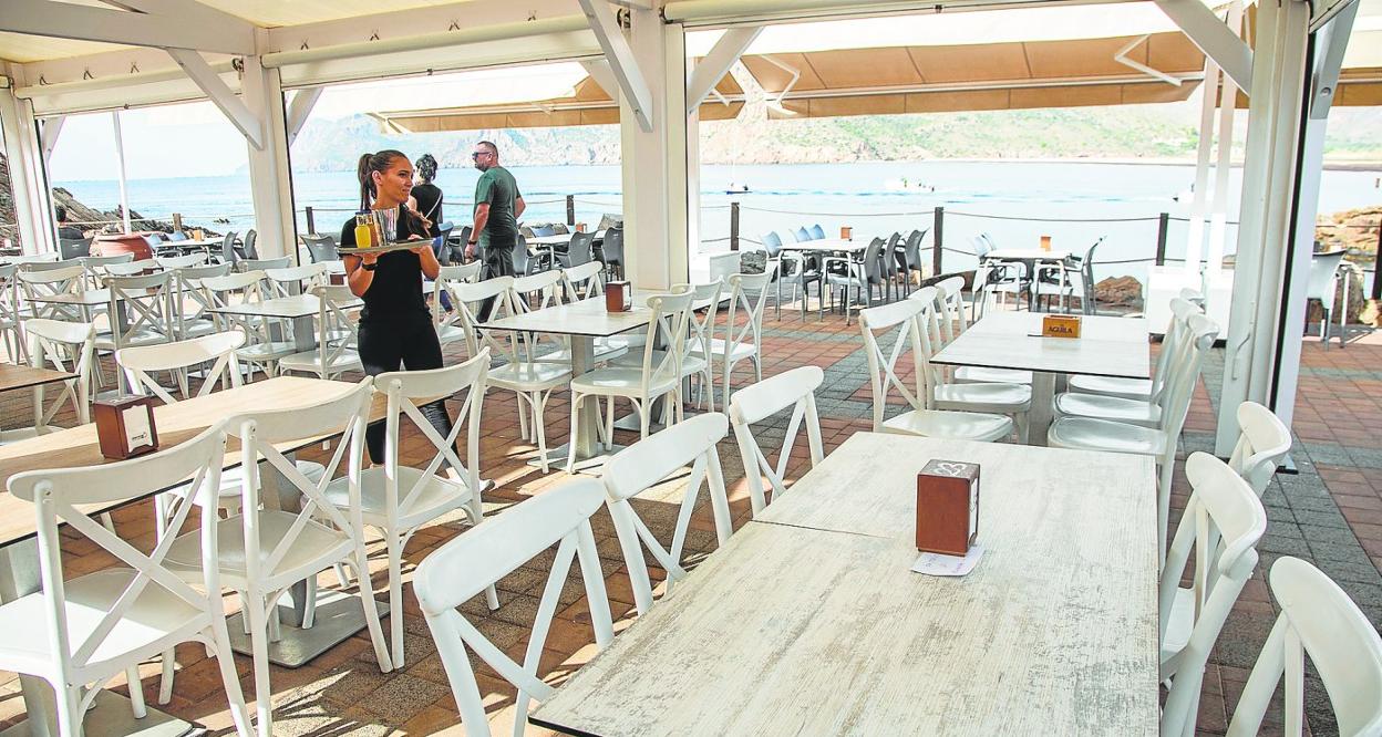 La terraza, a pie de bahía, es uno de los principales atractivos del restaurante. 