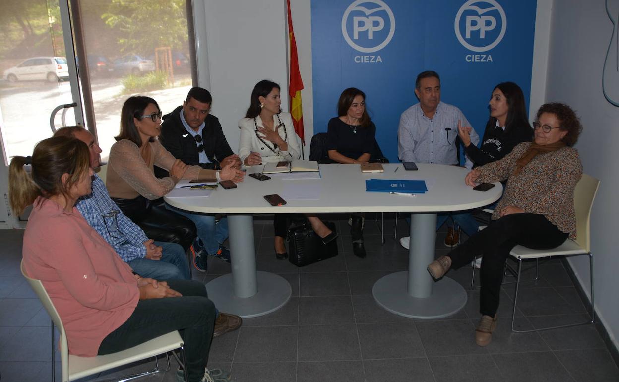 Miembros del Partido Popular se reúnen con los trabajadores de Correos en Cieza para abordar la huelga. 
