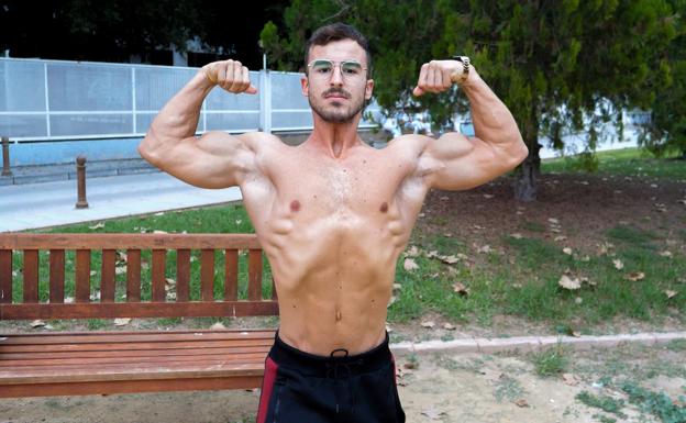 Julián David Cruz hace una de las poses un parque de La Flota, el pasado lunes,