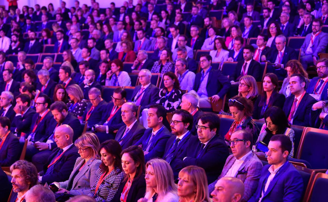 El Auditorio Víctor Villegas de Murcia se llenó ayer de directivos que asistieron a la jornada CEO Congress organizada por Croem. 