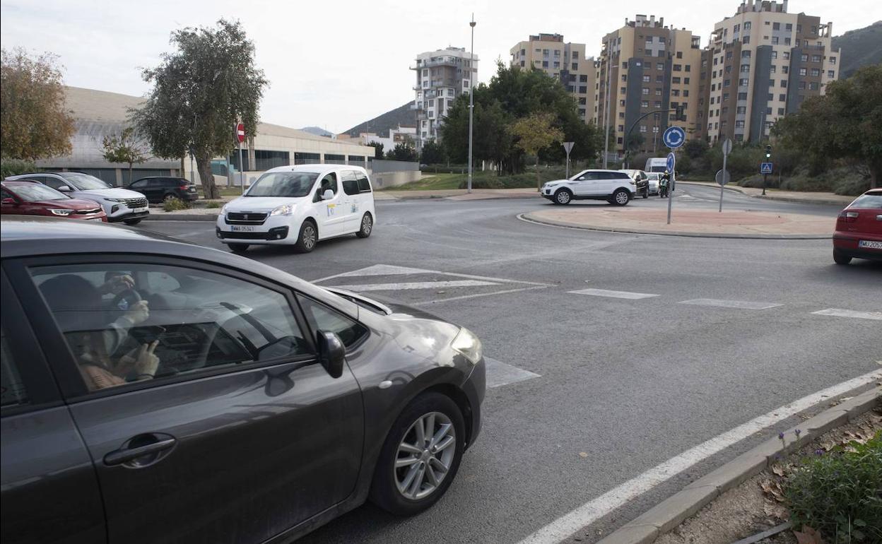 La Guardia Civil corrige esta popular costumbre al circular por las rotondas