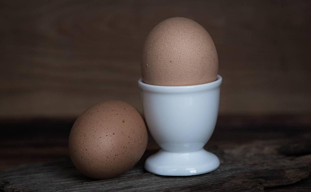 El uso desconocido del agua de cocer huevos: haz esto antes de tirarla