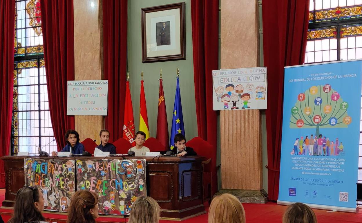 Niños de 5º y 6º de Primaria en el Pleno infantil.
