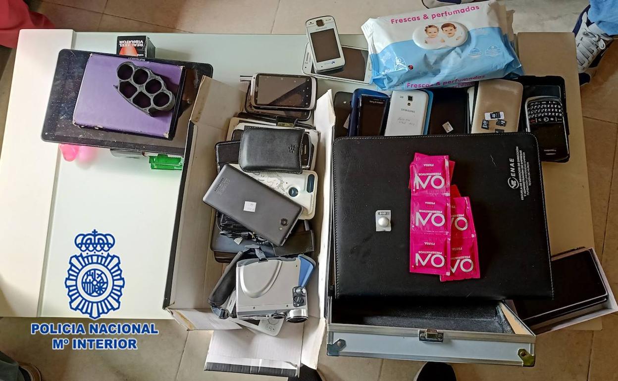 Objetos incautados del detenido.